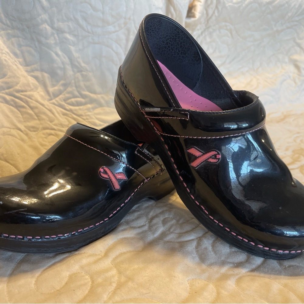 Dansko 41 Black Patent Pink Ribbon Breast Cancer Awareness Clogs Preowned
